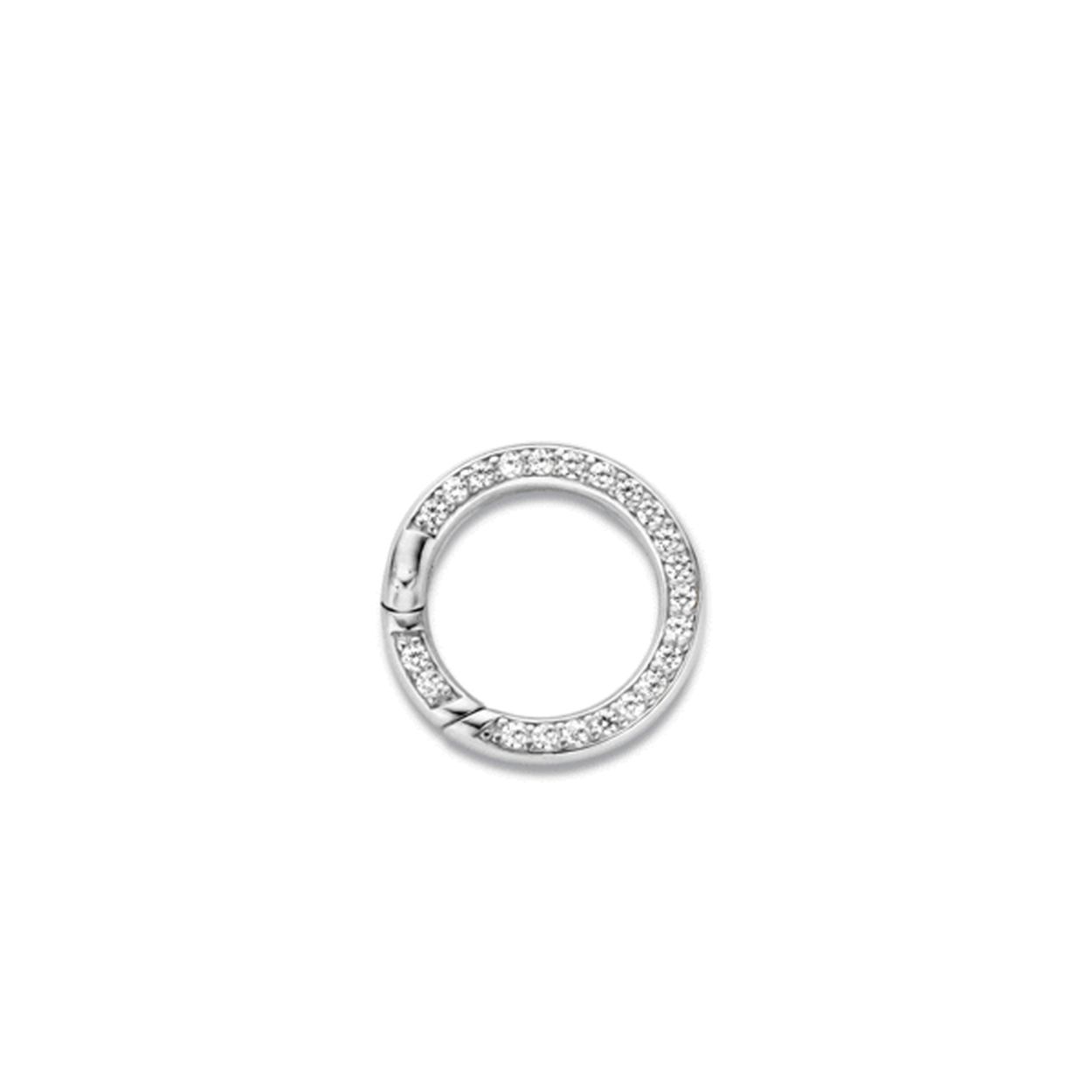 Deze met zirkonia gezette TI SENTO - Milano clipring is ideaal om allerlei sieraden te mixen & matchen. Met dit sieraad kunnen de hangers uit de TI SENTO - Milano collectie aan verschillende colliers worden geplaatst. Daarnaast kan de clipring als slotje worden gebruikt. Er zijn hierdoor eindeloze combinaties mogelijk. De clipring is gemaakt van gerhodineerd sterling zilver en afgewerkt met een rhodiumlaag die de clipring van zijn glans voorziet en de levensduur verlengt. De ring heeft een doorsnede van 18 mm.