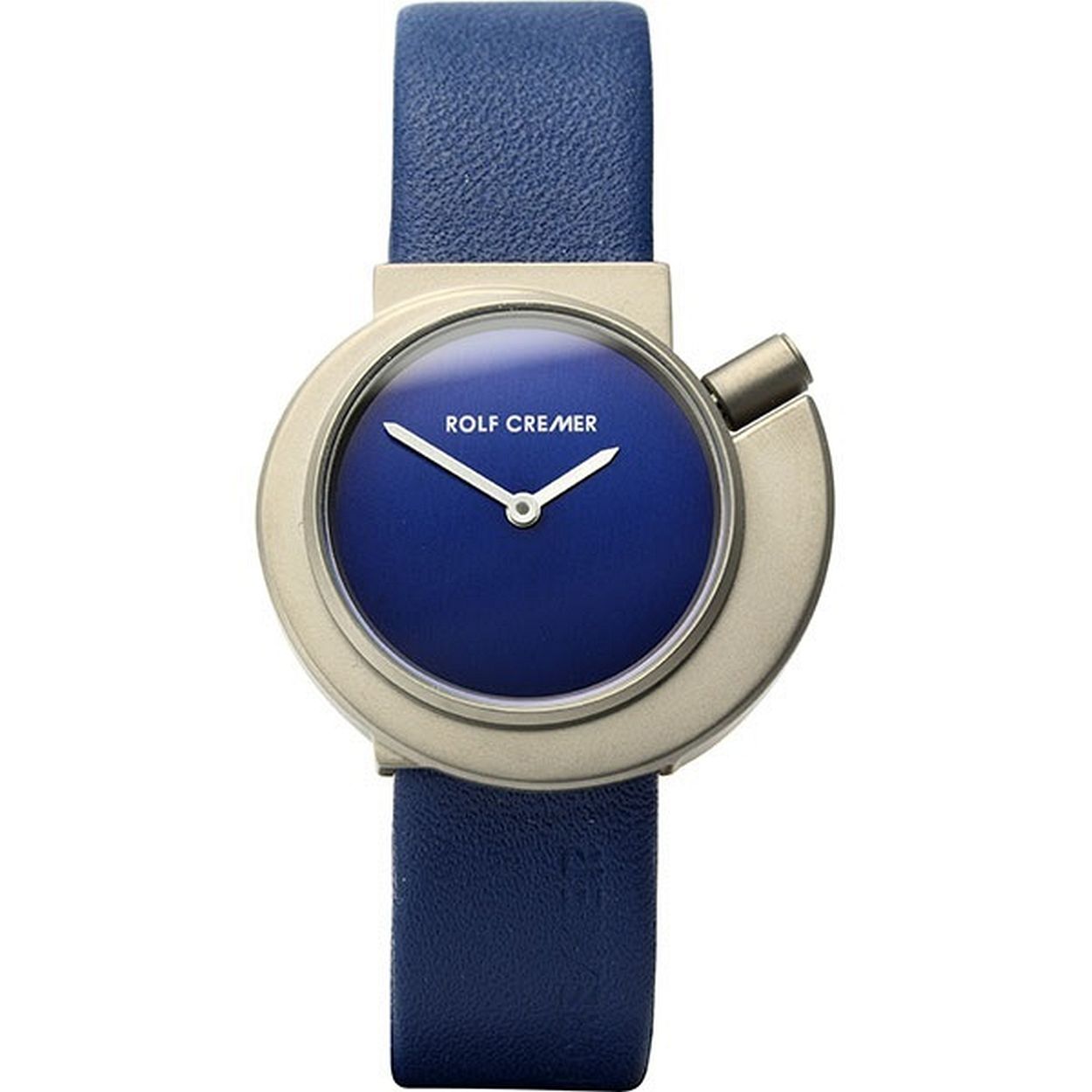 Een titanium horloge met blauw leren band.

Dit horloge is van de bekende Duitse ontwerper ROLF CREMER. Het merk bestaat sinds 1989. Door onderscheidende modellen en kleurgebruik is het een gewaardeerd mode accessoire geworden. Gekenmerkt door een flashy design, eenvoud, elegantie en kleur. 
