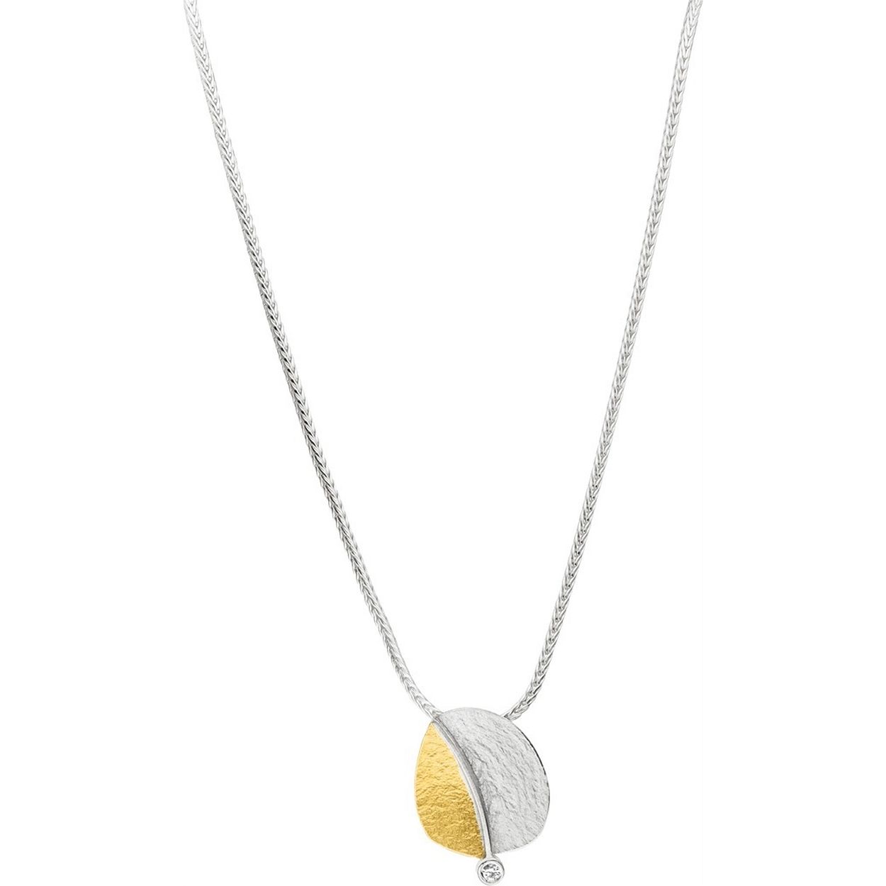 MANU Schmuck is een sieradenmerk van Duitse afkomst en zij ontwerpen hun sieraden in zilver en 22 karaat goud. De warme kleur van het 22 karaat goud geeft de sieraden extra cachet en een exclusieve afwerking mee.