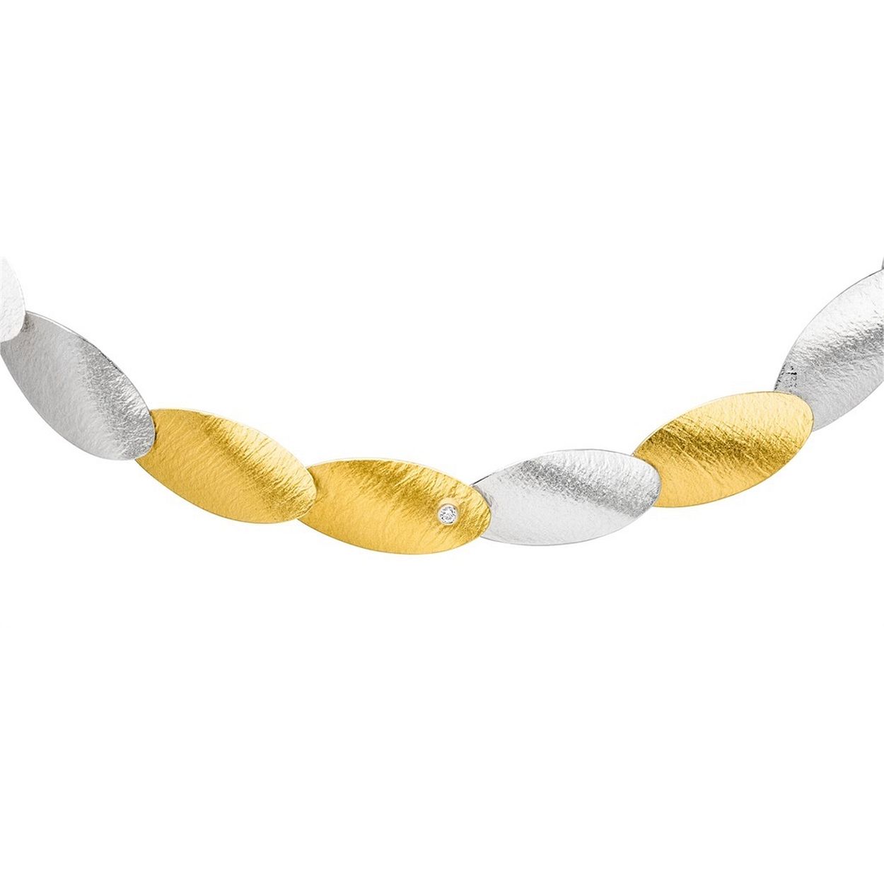 De handgemaakte design sieraden van MANU zijn stuk voor stuk iconen waarmee de drager zijn persoon onderstreept. Een bijzondere edelmetalen en contrastrijke combinaties kenmerken MANU.