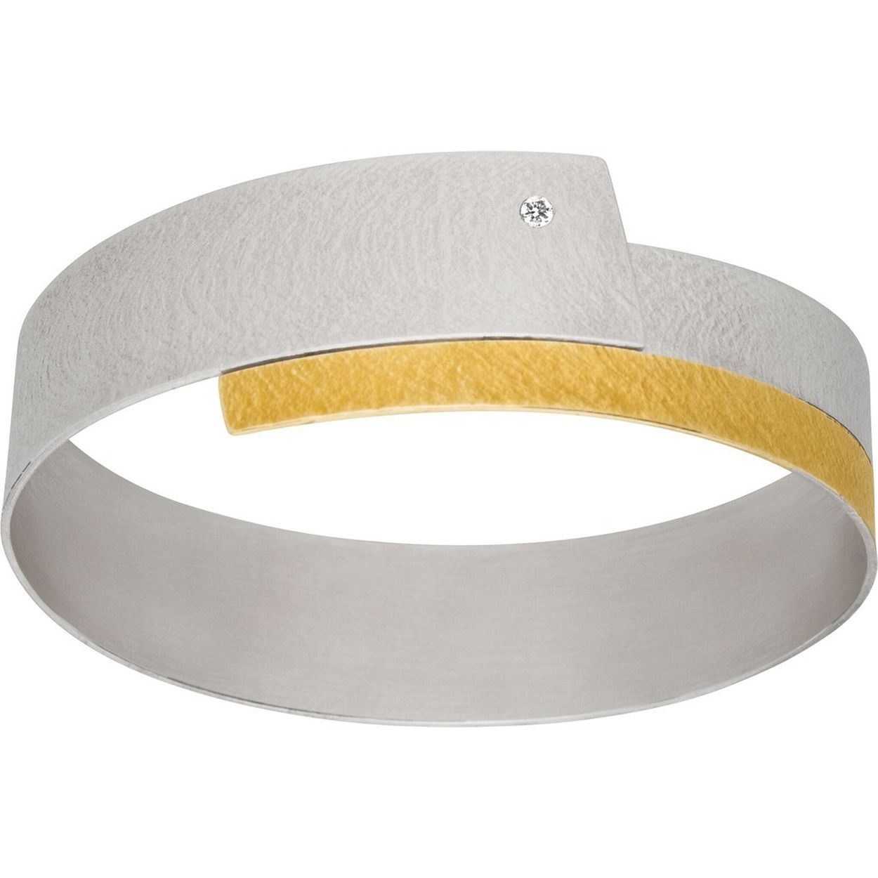 De handgemaakte design sieraden van MANU zijn stuk voor stuk iconen waarmee de drager zijn persoon onderstreept. Een bijzondere edelmetalen en contrastrijke combinaties kenmerken MANU.