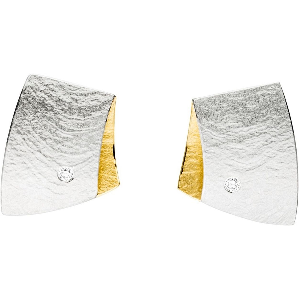 De handgemaakte design sieraden van MANU zijn stuk voor stuk iconen waarmee de drager zijn persoon onderstreept. Een bijzondere edelmetalen en contrastrijke combinaties kenmerken MANU.