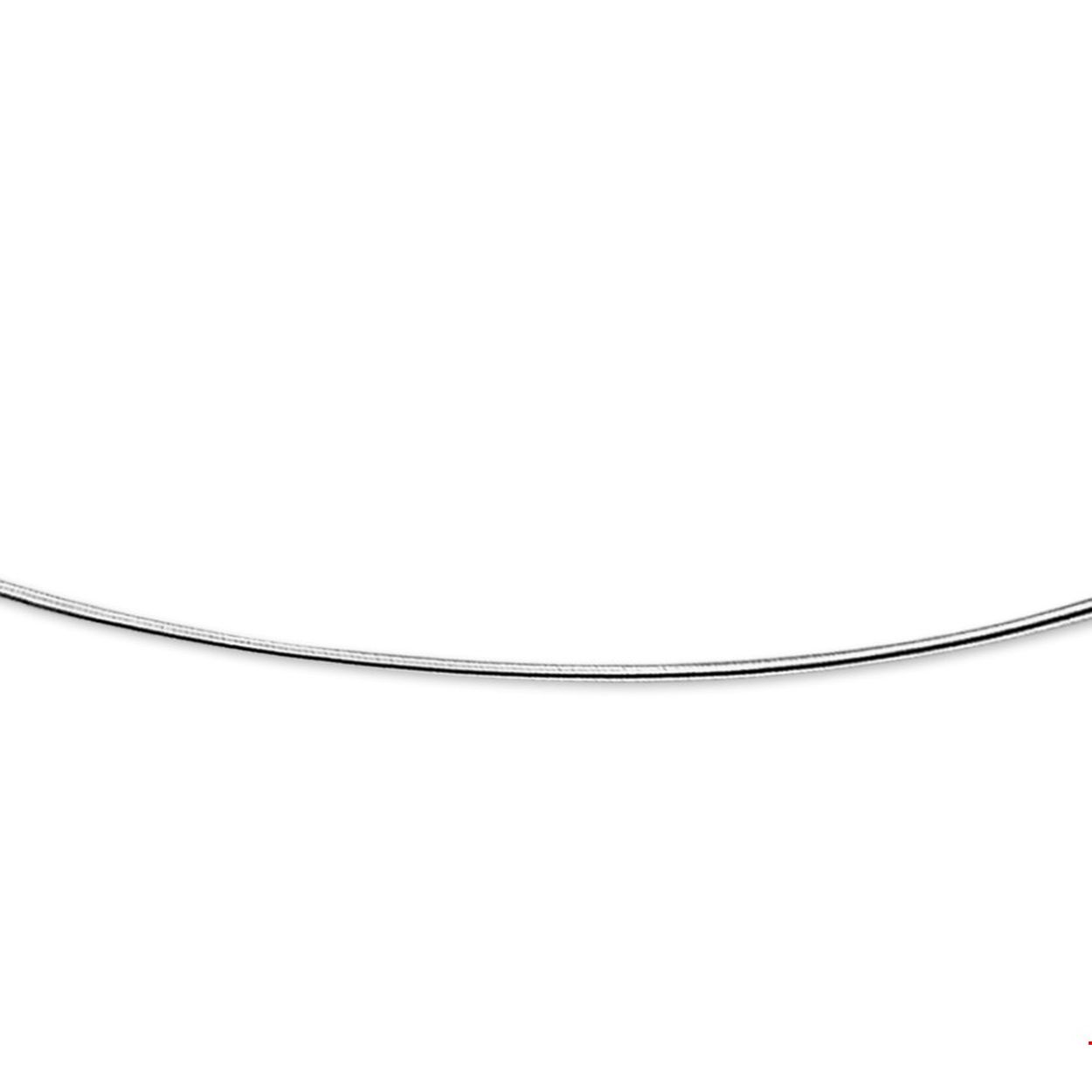 Witgouden omega collier met een draaglengte van 42cm en een extensie van 3cm. Uitgevoerd met een karabijn sluiting.