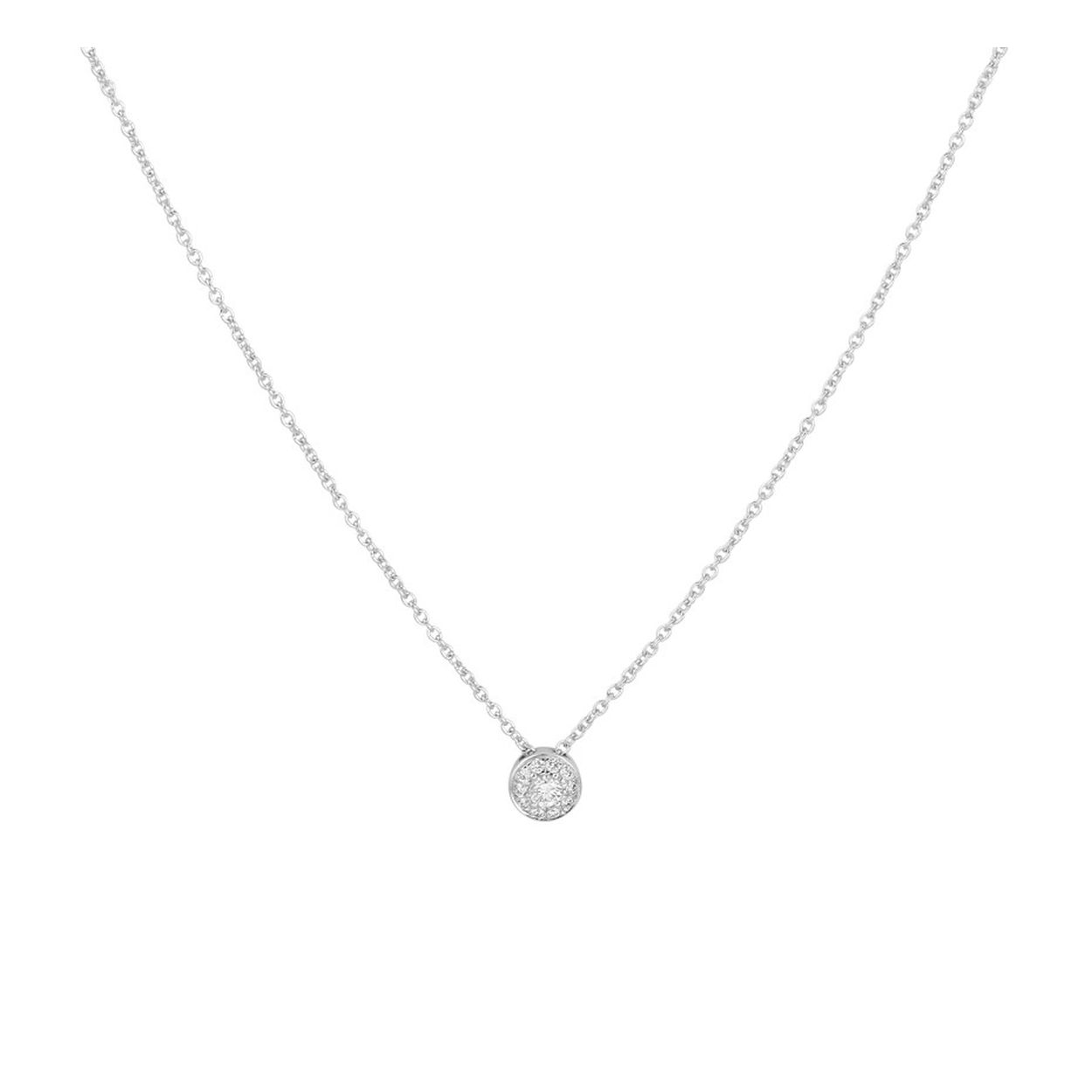 14 Karaat witgouden collier uitgevoerd met een hanger in de vorm van een rondje met daarin een schitterend diamant vlak, 0.09ct H SI. Het collier heeft draaglengtes van 42, 43.5 en 45cm. Het rondje heeft een diameter van 5mm.