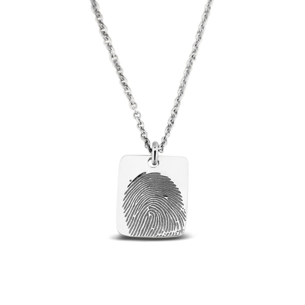 Graveer hanger, inclusief collier. Dit rechthoekige plaatje kunnen van verschillende soorten gravures worden voorzien, zowel aan de voorkant als de achterkant.
Samenvatting:
Ook verkrijgbaar in goud!
 	Verschillende soorten lasergravures mogelijk
 	Inclusief 45cm collier

Afmetingen:

 	13 mm breed
 	17 mm lengte