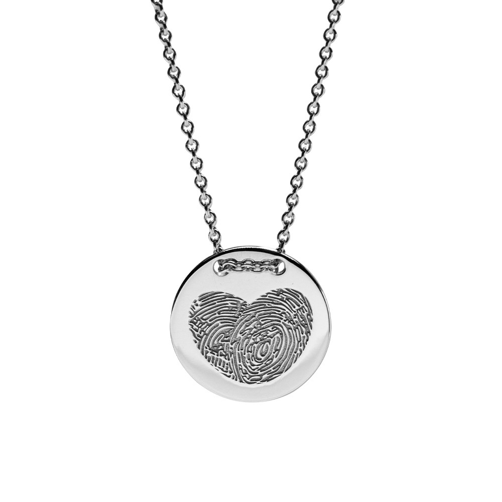 Graveer hanger inclusief collier. De hanger is geschikt voor meerdere soorten gravures. Denk bijvoorbeeld aan een vingerafdruk, 2 vingerafdrukken in hartvorm, logo, voetafdrukjes, handafdrukjes, pootafdruk, handtekening. De prijs van de hanger is exclusief de gravure.
Samenvatting:
Ook verkrijgbaar in goud!
 	Verschillende soorten lasergravures mogelijk
 	Inclusief 45cm collier

Afmetingen:

 	Diameter 17 mm