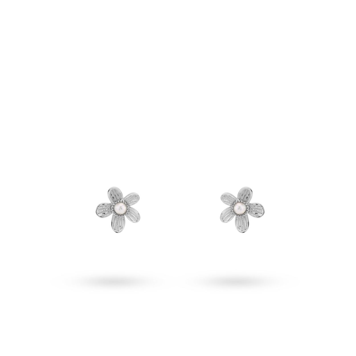Nieuw toegevoegd aan de bloemen familie! Deze oorbellen zijn perfect voor je dagelijkse look, en om de leukste earparty te maken! In het bloemetje is in het midden een pareltje gevestigd. Deze oorbellen zijn gemaakt van 925 sterling zilver gerodineerd. Elk 24Kae sieraad is met liefde en oog voor detail ontworpen door Kae Sutherland.