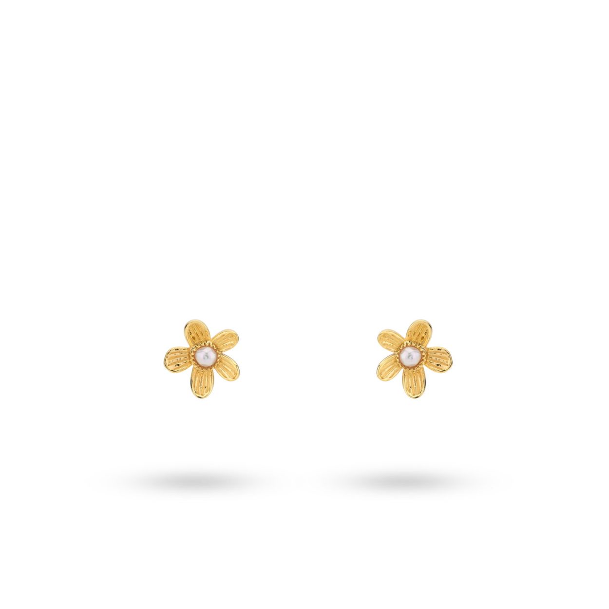 Nieuw toegevoegd aan de bloemen familie! Deze oorbellen zijn perfect voor je dagelijkse look, en om de leukste earparty te maken! In het bloemetje is in het midden een pareltje gevestigd. Deze oorbellen zijn gemaakt van 925 sterling zilver en verguld met 18K goud. Elk 24Kae sieraad is met liefde en oog voor detail ontworpen door Kae Sutherland.