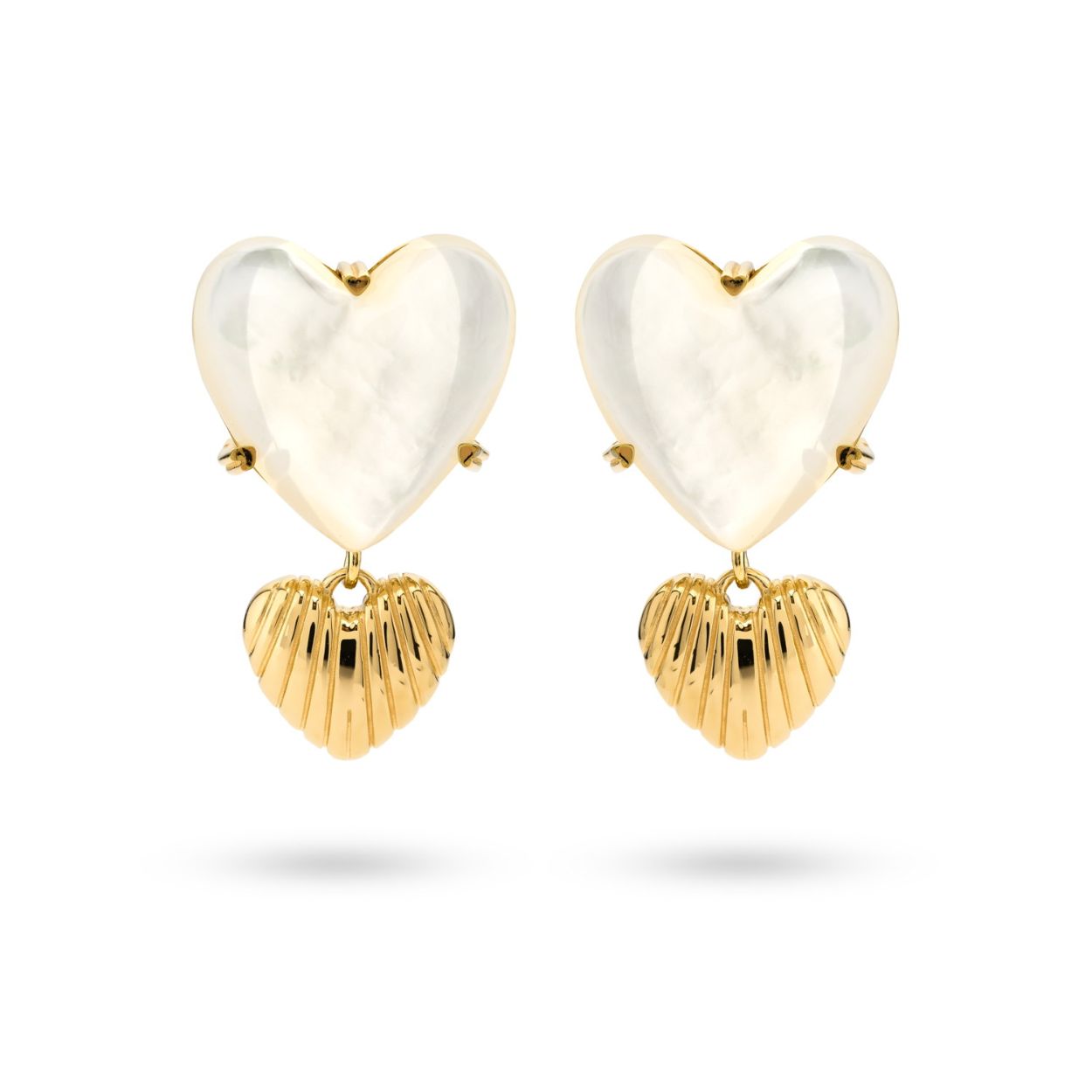 Mother of pearl. Deze prachtige oorbellen bevatten een grote hartvormige parel, met daaronder een goud hart met een schelp structuur. Combineer deze oorbellen met de bijpassende ketting voor een echte eye-catching look! Deze oorbellen zijn gemaakt van 925 sterling zilver en verguld met 18K goud. Elk 24Kae sieraad is met liefde en oog voor detail ontworpen door Kae Sutherland.
