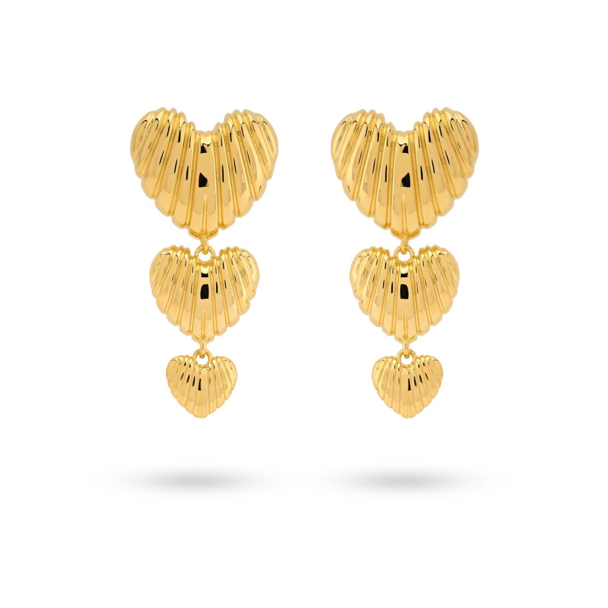 Deze harten oorbellen zijn echte statement oorbellen! De harten hebben een schelp structuur waardoor je ze perfect kunt combineren met de andere items uit onze SS24 collectie! De oorbellen zijn gemaakt van 925 sterling zilver en verguld met 18K goud. Elk 24Kae sieraad is met liefde en oog voor detail ontworpen door Kae Sutherland.