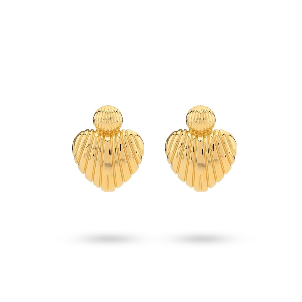 De perfecte vintage-look statement oorbellen. Door de schelp structuur zijn ze perfect te combineren met de andere items uit onze SS24 collectie. De oorbellen zijn gemaakt van 925 sterling zilver en verguld met 18K goud. Elk 24Kae sieraad is met liefde en oog voor detail ontworpen door Kae Sutherland.