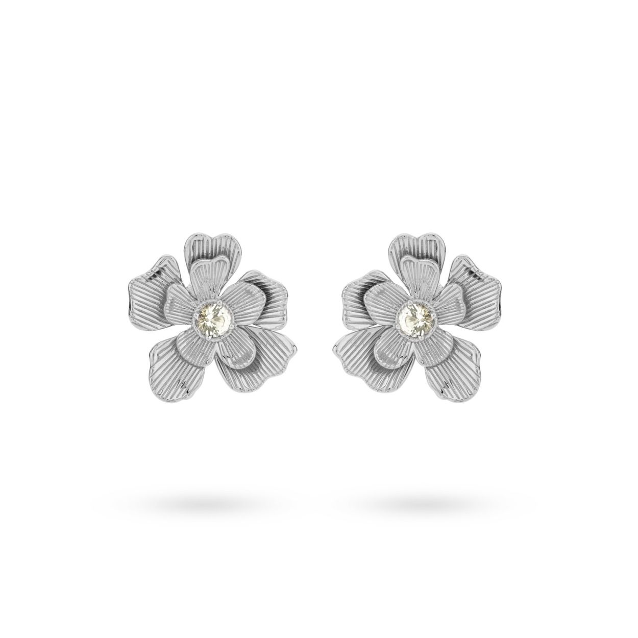 Deze bloemen oorbellen zijn echte statement oorbellen. Midden in de bloem zit een rond groen steentje. De oorbellen zijn gemaakt van 925 sterling zilver gerodineerd. Elk 24Kae sieraad is met liefde en oog voor detail ontworpen door Kae Sutherland.