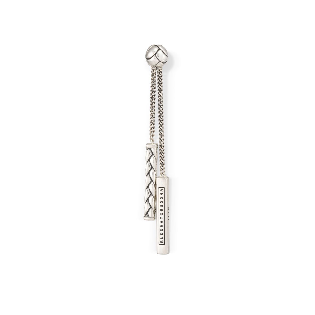 Omarm de verfijning en kracht van het George-design met het Oorknopje George Single Piece. Dit sieraad, handgemaakt door de beste zilversmeden, is geïnspireerd op de kenmerkende gevlochten textuur van de George-collectie. Vervaardigd uit premium 925 zilver, is dit oorknopje niet alleen een weerspiegeling van tijdloos vakmanschap maar ook van duurzaamheid. Of je nu kiest voor een enkele oorbel of een set, de combinatiemogelijkheden met andere sieraden uit de Earparty collectie zijn eindeloos. Laat je unieke stijl spreken met deze tijdloze toevoeging aan je collectie.