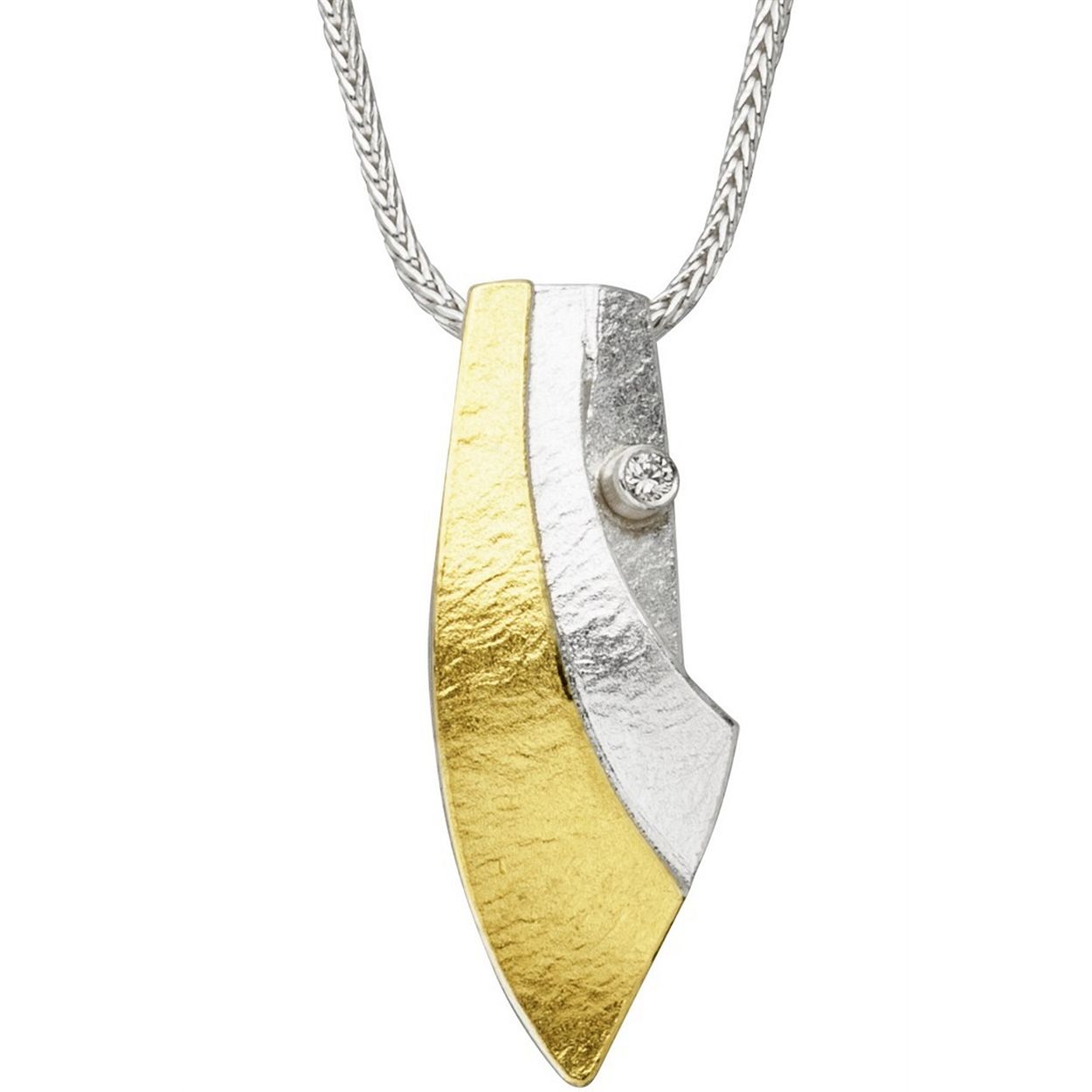 De handgemaakte design sieraden van MANU zijn stuk voor stuk iconen waarmee de drager zijn persoon onderstreept. Een bijzondere edelmetalen en contrastrijke combinaties kenmerken MANU.