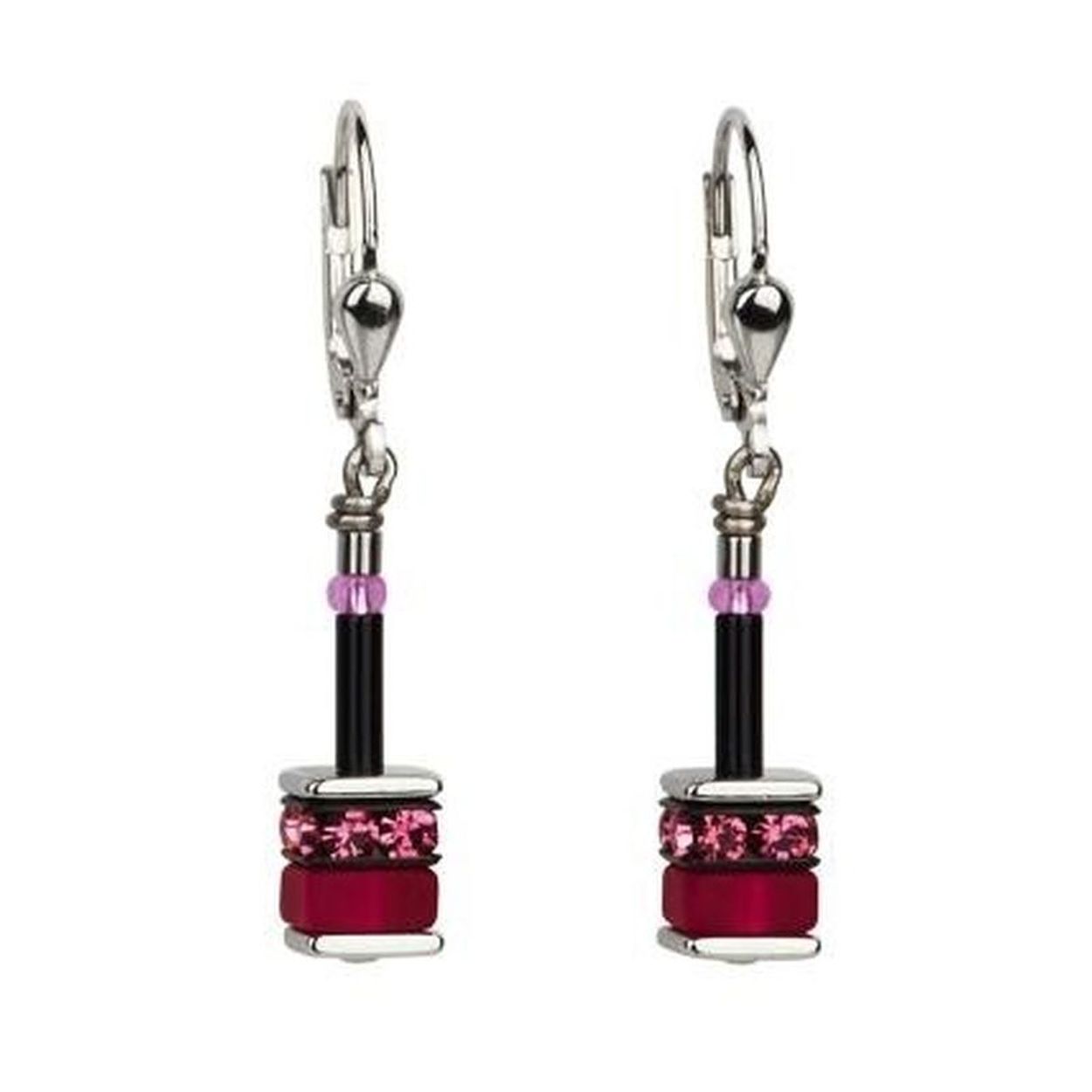 Coeur de Lion oorhangers Multicolour Pink zijn vervaardigd van stalen brisuren, roze Swarovski kristal en roze synthetische tijgeroog.
Oorhangers zijn uit te breiden tot een set met een bijpassende armband en collier.