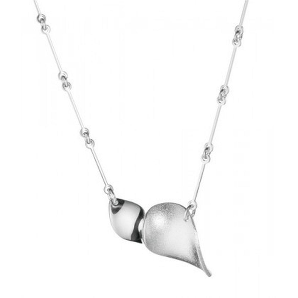 Het Lapponia collier van Chao-Hsien Kuo is geinspireerd door de glans van zonlicht gevlekt op glanzende lentebladeren in een berkenbos. Het delicate ontwerp van de ketting toont de hoop en energie van jonge bladeren.