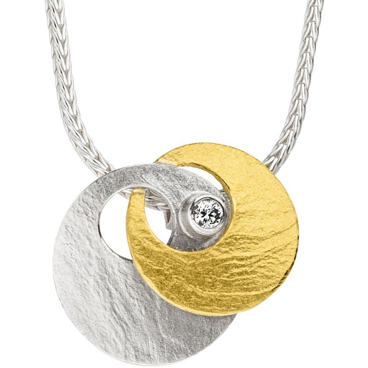 De handgemaakte design sieraden van MANU zijn stuk voor stuk iconen waarmee de drager zijn persoon onderstreept. Een bijzondere edelmetalen en contrastrijke combinaties kenmerken MANU.