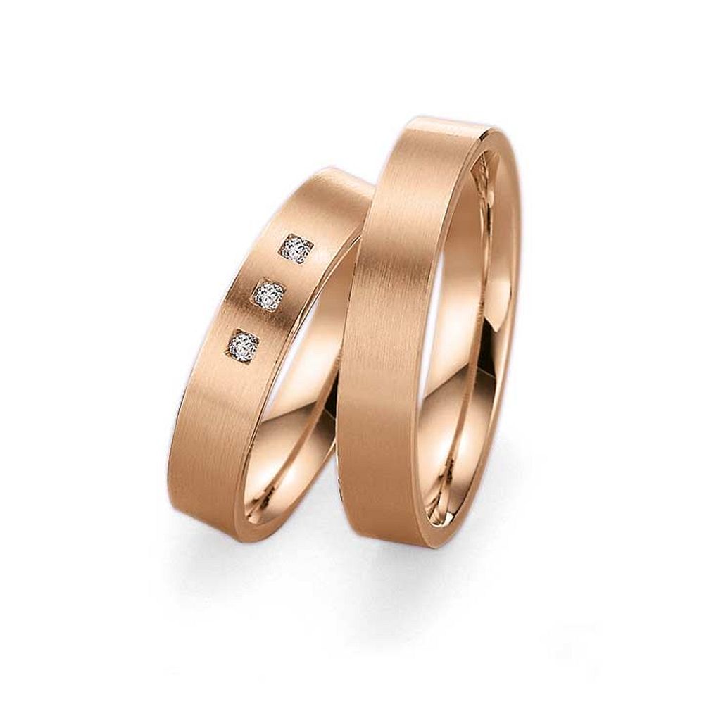 De Gettmann trouwringen worden gemaakt in Duitsland.
Dit set in 585 rosegoud heeft een breedte van 4.5mm. De damesring is gezet met diamant, briljant slijpsel, en heeft een totaal gewicht van 0,045ct SI-TW. 
Gettmann trouwringen zijn in meerdere gehaltes en kleuren leverbaar. Vraagt u ons naar de mogelijkheden en actuele prijzen.

