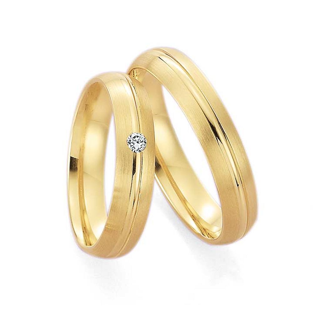 De Gettmann trouwringen worden gemaakt in Duitsland.
Dit set in 585 geelgoud heeft een breedte van 4.5mm.
De damesring is gezet met diamant, briljant slijpsel, en heeft een totaal gewicht van 0,040ct SI-TW.

Gettmann trouwringen zijn in meerdere gehaltes en kleuren leverbaar. Vraagt u ons naar de actuele prijzen en mogelijkheden. 

