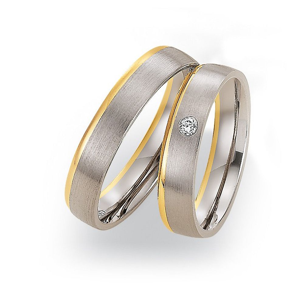 De Gettmann trouwringen worden gemaakt in Duitsland.
Dit set in 585 wit- en geelgoud heeft een breedte van 4.5mm.
De damesring is gezet met diamant, briljant slijpsel, en heeft een totaal gewicht van 0,003ct SI-TW.
Gettmann trouwringen zijn in meerdere gehaltes en kleuren leverbaar. Vraagt u ons naar de mogelijkheden. en actuele prijzen.

