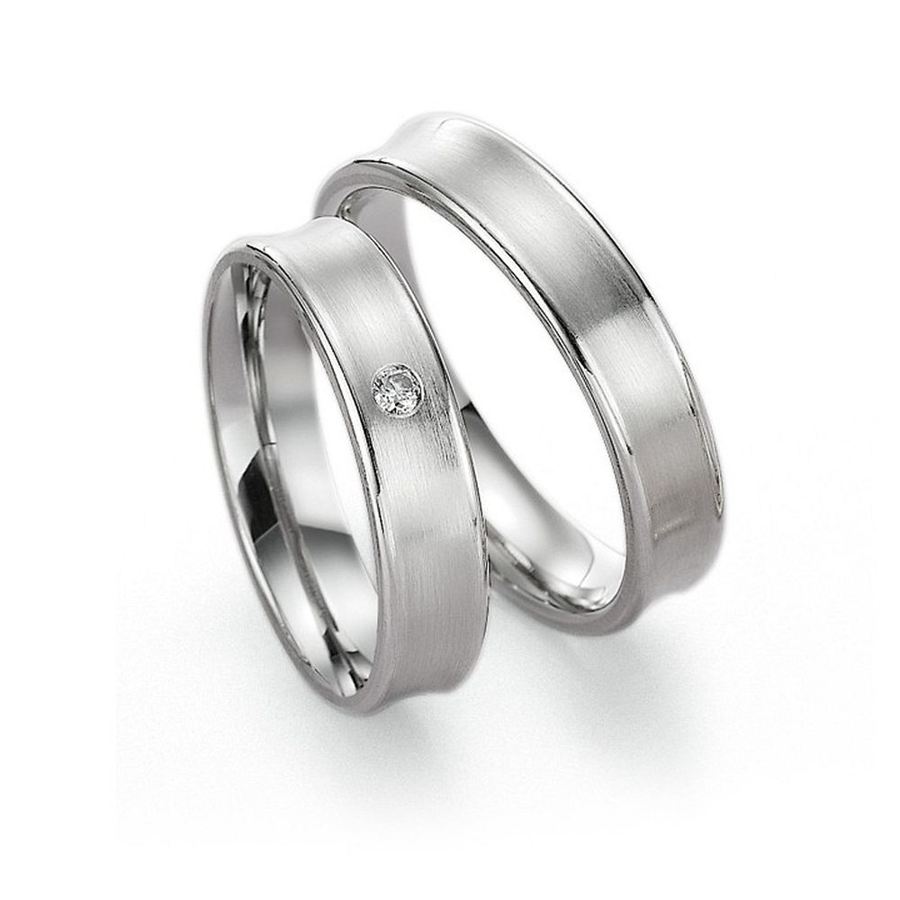 De Gettmann trouwringen worden gemaakt in Duitsland.
Dit set in 585 witgoud heeft een breedte van 5mm. De damesring is gezet met diamant, briljant slijpsel, en heeft een totaal gewicht van 0,030ct SI-TW.

Gettmann trouwringen zijn in meerdere gehaltes en kleuren leverbaar. Vraagt u ons naar de actuele prijzen en mogelijkheden. 

