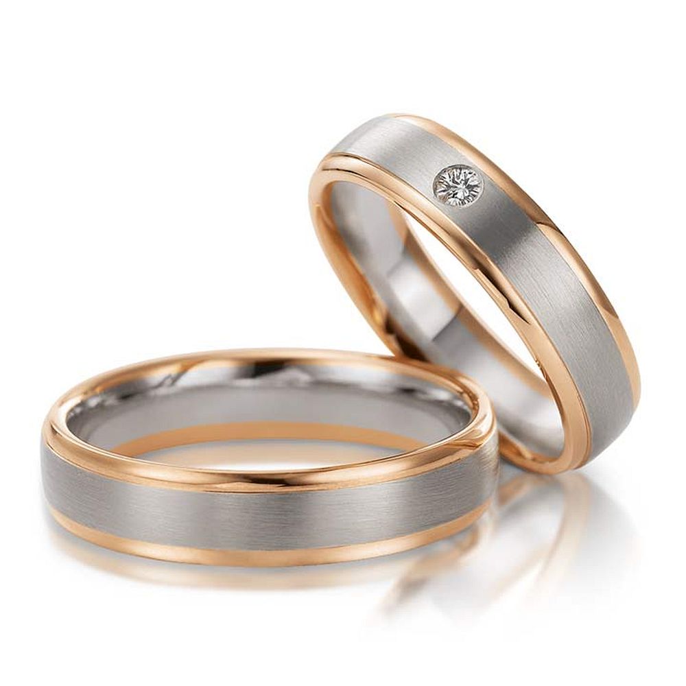 De Gettmann trouwringen worden gemaakt in Duitsland.
Dit set in 585 wit- en rosegoud heeft een breedte van 5mm.
De damesring is gezet met diamant, briljant slijpsel, en heeft een totaal gewicht van 0,040ct SI-TW.
Gettmann trouwringen zijn in meerdere gehaltes en kleuren leverbaar. Vraagt u ons naar de mogelijkheden. en actuele prijzen.

