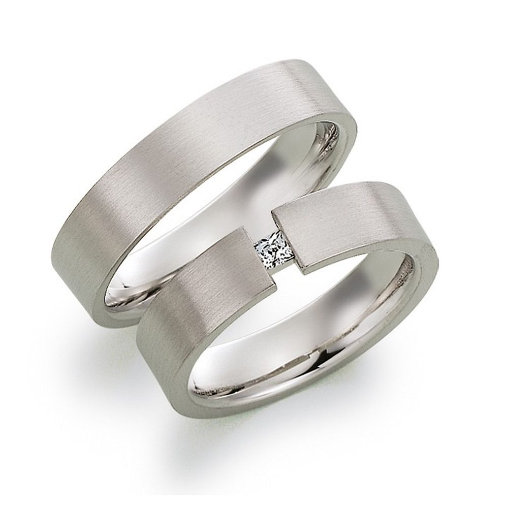 De Gettmann trouwringen worden gemaakt in Duitsland.
Dit set in 585 witgoud heeft een breedte van 5mm.
De damesring is gezet met diamant, princesse slijpsel, en heeft een totaal gewicht van 0,080ct VSI-TW.

Gettmann trouwringen zijn in meerdere gehaltes en kleuren leverbaar. Vraagt u ons naar de mogelijkheden en actuele prijzen.