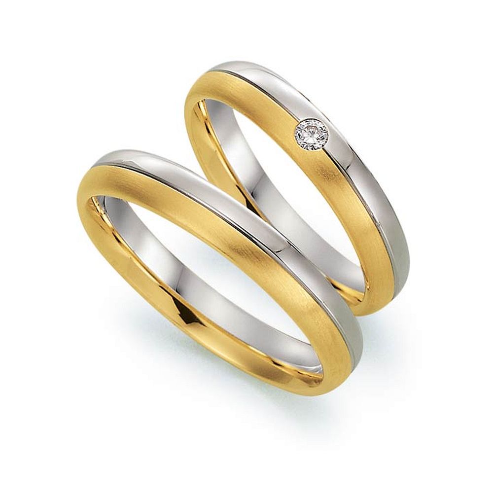 De Gettmann trouwringen worden gemaakt in Duitsland.
Dit set in 585 wit- en geelgoud heeft een breedte van 4mm.
De damesring is gezet met diamant, briljant slijpsel, en heeft een totaal gewicht van 0,050ct SI-TW.

Gettmann trouwringen zijn in meerdere gehaltes en kleuren leverbaar. Vraagt u ons naar de mogelijkheden en actuele prijzen.

