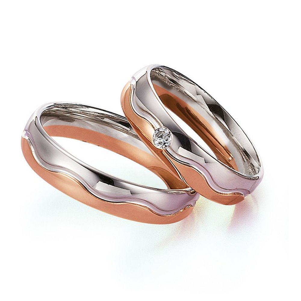 De Gettmann trouwringen worden gemaakt in Duitsland.
Dit set in 585 wit- en rosegoud heeft een breedte van 5mm.
De damesring is gezet met diamant, briljant slijpsel, en heeft een totaal gewicht van 0,060ct SI-TW.

Gettmann trouwringen zijn in meerdere gehaltes en kleuren leverbaar. Vraagt u ons naar de actuele prijzen en mogelijkheden.

