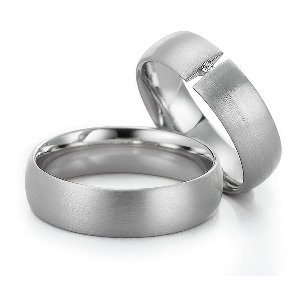 De Gettmann trouwringen worden gemaakt in Duitsland.
Dit set in 585 witgoud heeft een breedte van 6mm.
De damesring is gezet met diamant, briljant slijpsel, en heeft een totaal gewicht van 0,010ct SI-TW.

Gettmann trouwringen zijn in meerdere gehaltes en kleuren leverbaar. Vraagt u ons naar de mogelijkheden en bijbehorende prijzen.

