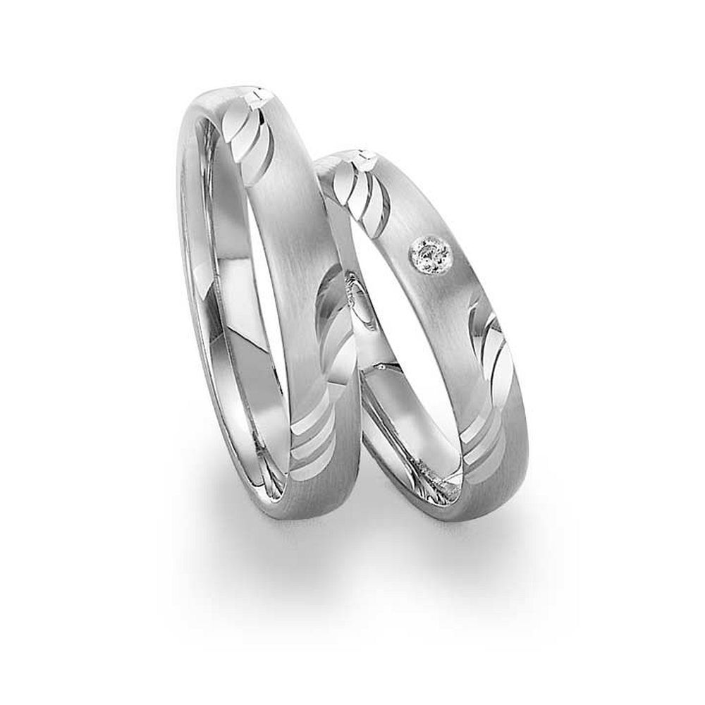 De Gettmann trouwringen worden gemaakt in Duitsland.
Dit set in 585 witgoud heeft een breedte van 4mm.
De damesring is gezet met diamant, briljant slijpsel, en heeft een totaal gewicht van 0,030ct SI-TW.
Gettmann trouwringen zijn in meerdere gehaltes en kleuren leverbaar. Vraagt u ons naar de mogelijkheden en actuele prijzen.

