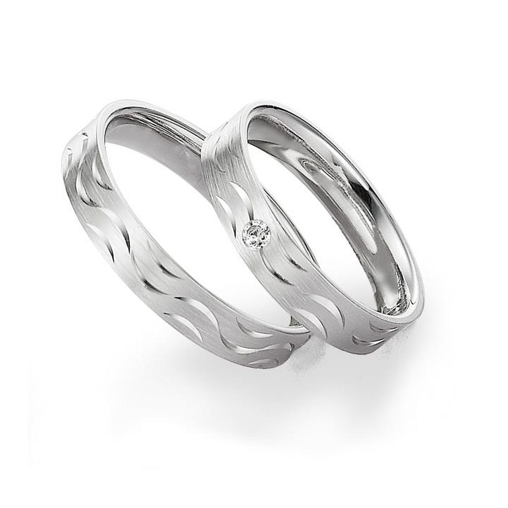 De Gettmann trouwringen worden gemaakt in Duitsland.
Dit set in 585 witgoud heeft een breedte van 4mm.
De damesring is gezet met diamant, briljant slijpsel, en heeft een totaal gewicht van 0,030ct SI-TW.

Gettmann trouwringen zijn in meerdere gehaltes en kleuren leverbaar. Vraagt u ons naar de actuele prijzen en mogelijkheden.

