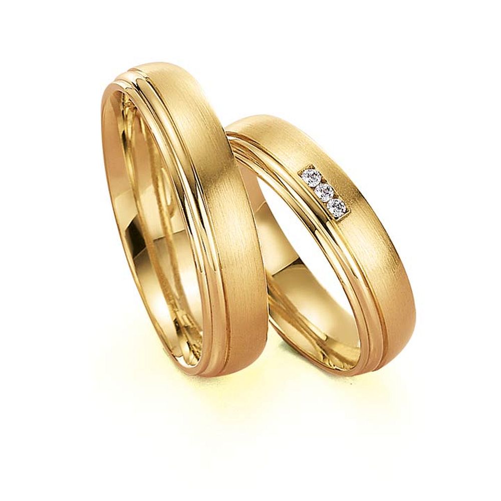 De Gettmann trouwringen worden gemaakt in Duitsland.
Dit set in 585 geelgoud heeft een breedte van 5mm.
De damesring is gezet met diamant, briljant slijpsel, en heeft een totaal gewicht van 0,030ct SI-TW.

Gettmann trouwringen zijn in meerdere gehaltes en kleuren leverbaar. Vraagt u ons naar de actuele prijzen en mogelijkheden.

