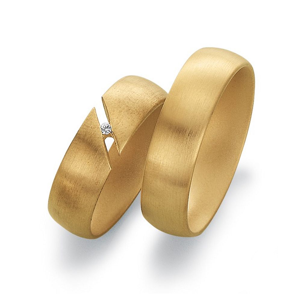 De Gettmann trouwringen worden gemaakt in Duitsland.
Dit set in 585 geelgoud heeft een breedte van 6mm.
De damesring is gezet met diamant, briljant slijpsel, en heeft een totaal gewicht van 0,010ct SI-TW.

Gettmann trouwringen zijn in meerdere gehaltes en kleuren leverbaar. Vraagt u ons naar de mogelijkheden en actuele prijzen.

