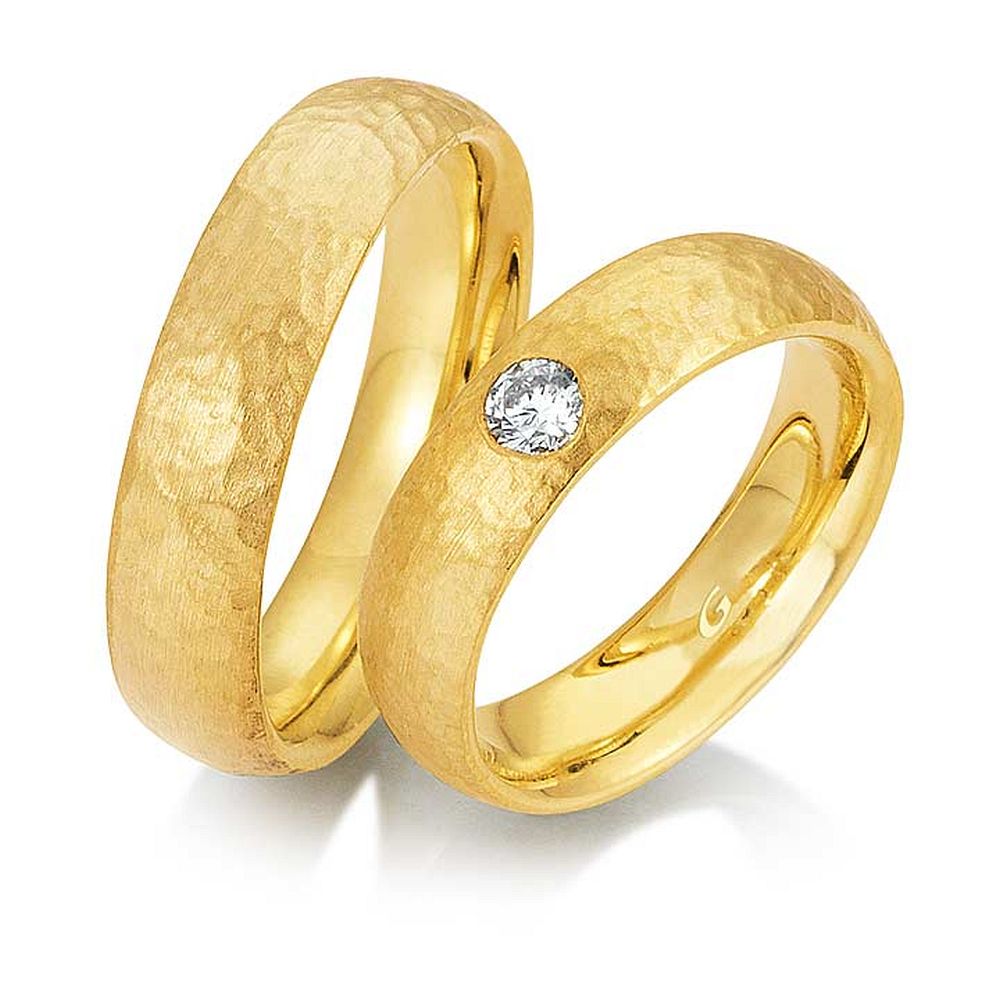 De Gettmann trouwringen worden gemaakt in Duitsland.
Dit set in 585 geelgoud heeft een breedte van 6mm.
De damesring is gezet met diamant, briljant slijpsel, en heeft een totaal gewicht van 0,150ct SI-TW.

Gettmann trouwringen zijn in meerdere gehaltes en kleuren leverbaar. Vraagt u ons naar de mogelijkheden en actuele prijzen