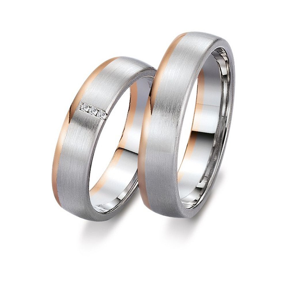 De Gettmann trouwringen worden gemaakt in Duitsland.
Dit set in 585 wit- en rosegoud heeft een breedte van 5mm.
De damesring is gezet met diamant, briljant slijpsel, en heeft een totaal gewicht van 0,015ct SI-TW.
Gettmann trouwringen zijn in meerdere gehaltes en kleuren leverbaar. Vraagt u ons naar de actuele prijs en mogelijkheden. 

