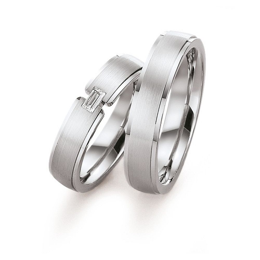 De Gettmann trouwringen worden gemaakt in Duitsland.
Dit set in 585 witgoud heeft een breedte van 5mm.
De damesring is gezet met diamant, baguette slijpsel, en heeft een totaal gewicht van 0,120ct VSI-TW.

Gettmann trouwringen zijn in meerdere gehaltes en kleuren leverbaar. Vraagt u ons naar de actuele prijzen en mogelijkheden.

