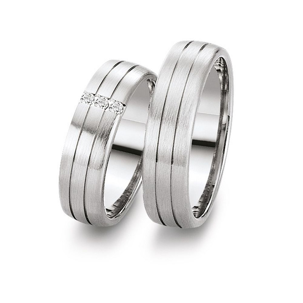 De Gettmann trouwringen worden gemaakt in Duitsland.
Dit set in 585 witgoud heeft een breedte van 6mm.
De damesring is gezet met diamant, briljant slijpsel, en heeft een totaal gewicht van 0,075ct SI-TW.

Gettmann trouwringen zijn in meerdere gehaltes en kleuren leverbaar. Vraagt u ons naar de actuele prijzen en mogelijkheden.
