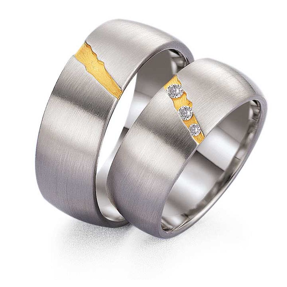 De Gettmann trouwringen worden gemaakt in Duitsland.
Dit set in 585 wit- en geelgoud heeft een breedte van 8mm.
De damesring is gezet met diamant, briljant slijpsel, en heeft een totaal gewicht van 0,060ct SI-TW.
Gettmann trouwringen zijn in meerdere gehaltes en kleuren leverbaar. Vraagt u ons naar de mogelijkheden en actuele prijzen.

