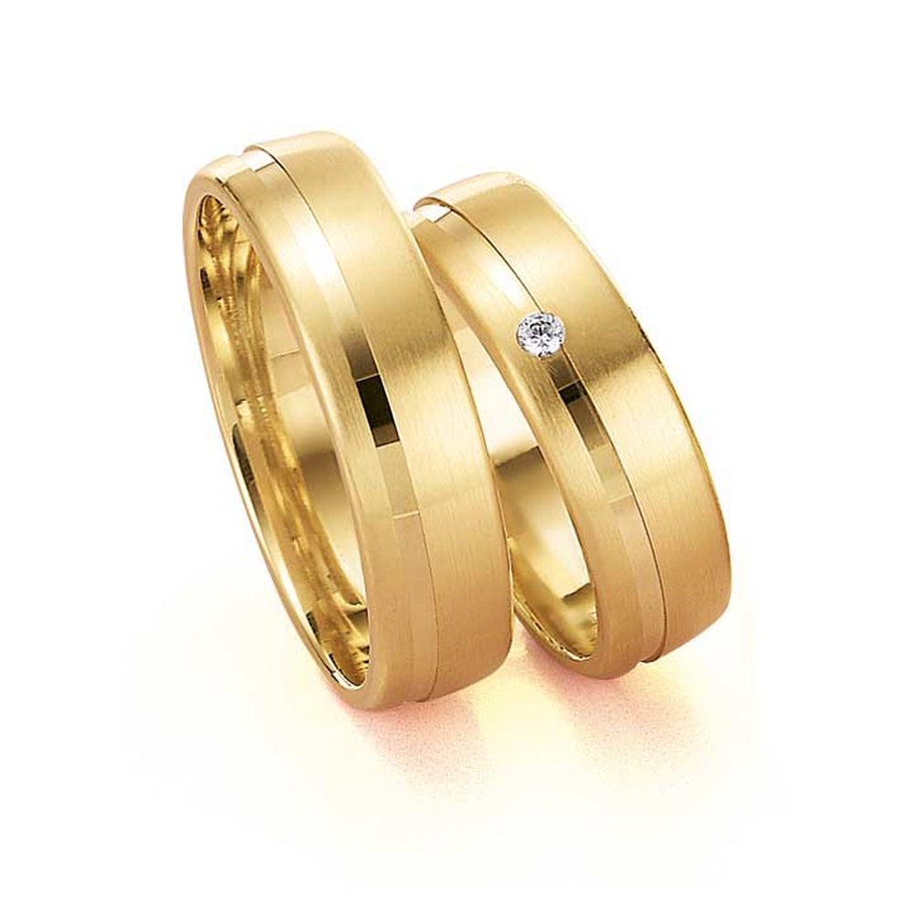 De Gettmann trouwringen worden gemaakt in Duitsland.
Dit set in 585 geelgoud heeft een breedte van 6mm.
De damesring is gezet met diamant, briljant slijpsel, en heeft een totaal gewicht van 0,025ct SI-TW.
Gettmann trouwringen zijn in meerdere gehaltes en kleuren leverbaar. Vraagt u ons naar de mogelijkheden. en actuele prijzen.

