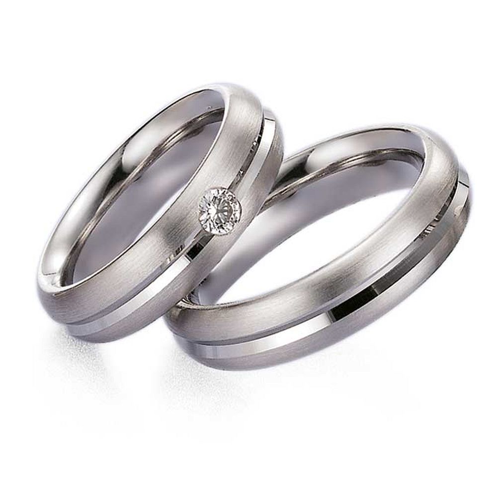 De Gettmann trouwringen worden gemaakt in Duitsland.
Dit set in 585 witgoud heeft een breedte van 6mm.
De damesring is gezet met diamant, briljant slijpsel, en heeft een totaal gewicht van 0,150ct SI-TW.
Gettmann trouwringen zijn in meerdere gehaltes en kleuren leverbaar. Vraagt u ons naar de actuele prijzen en mogelijkheden. 

