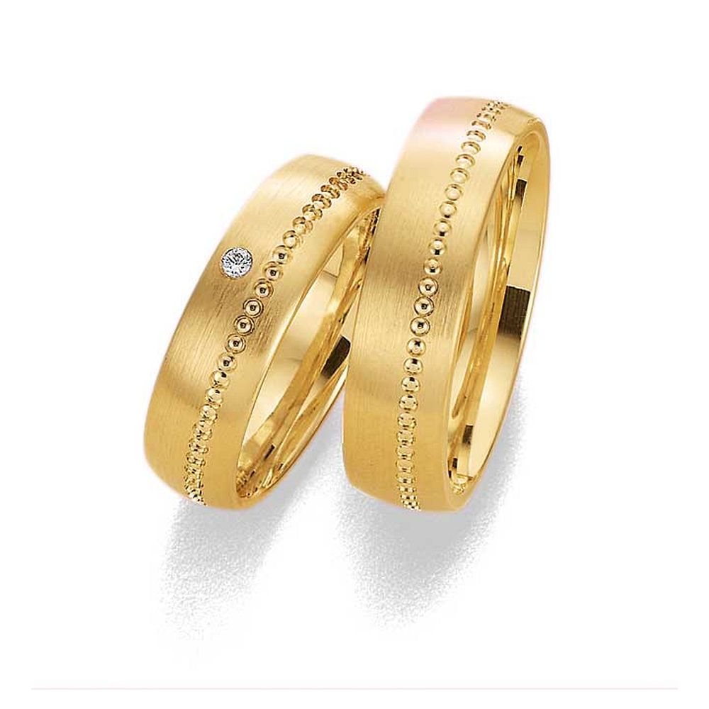 De Gettmann trouwringen worden gemaakt in Duitsland.
Dit set in 585 geelgoud heeft een breedte van 6mm.
De damesring is gezet met diamant, briljant slijpsel, en heeft een totaal gewicht van 0,020ct SI-TW.

Gettmann trouwringen zijn in meerdere gehaltes en kleuren leverbaar. Vraagt u ons naar de actuele prijzen en mogelijkheden. 

