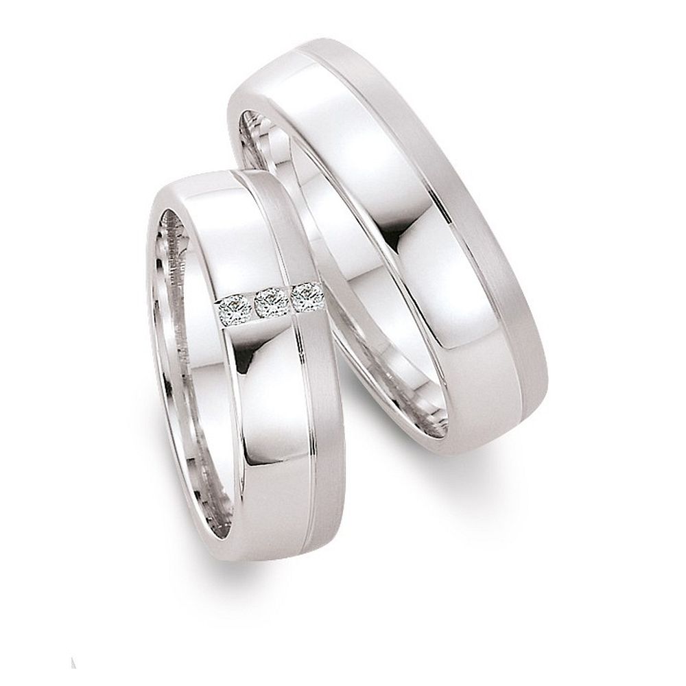 De Gettmann trouwringen worden gemaakt in Duitsland.
Dit set in 585 witgoud heeft een breedte van 6mm. De damesring is gezet met diamant, briljant slijpsel, en heeft een totaal gewicht van 0,075ct SI-TW. 
Gettmann trouwringen zijn in meerdere gehaltes en kleuren leverbaar. Vraagt u ons naar de mogelijkheden en actuele prijzen.

