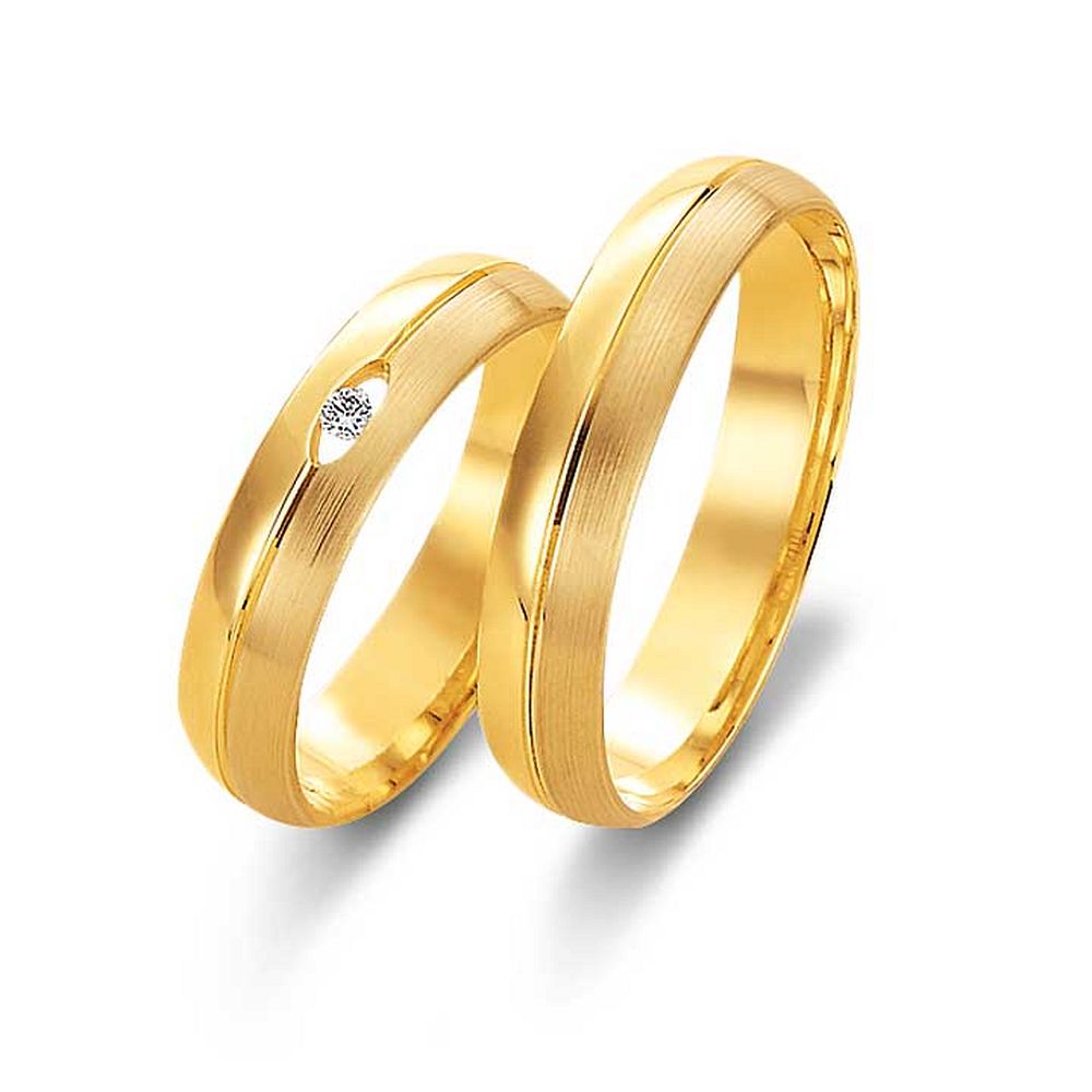 De Gettmann trouwringen worden gemaakt in Duitsland.
Dit set in 585 geelgoud heeft een breedte van 4.5mm. De damesring is gezet met diamant, briljant slijpsel, en heeft een totaal gewicht van 0,025ct SI-TW. 

Gettmann trouwringen zijn in meerdere gehaltes en kleuren leverbaar. Vraagt u ons naar de actuele prijzen en mogelijkheden. 

