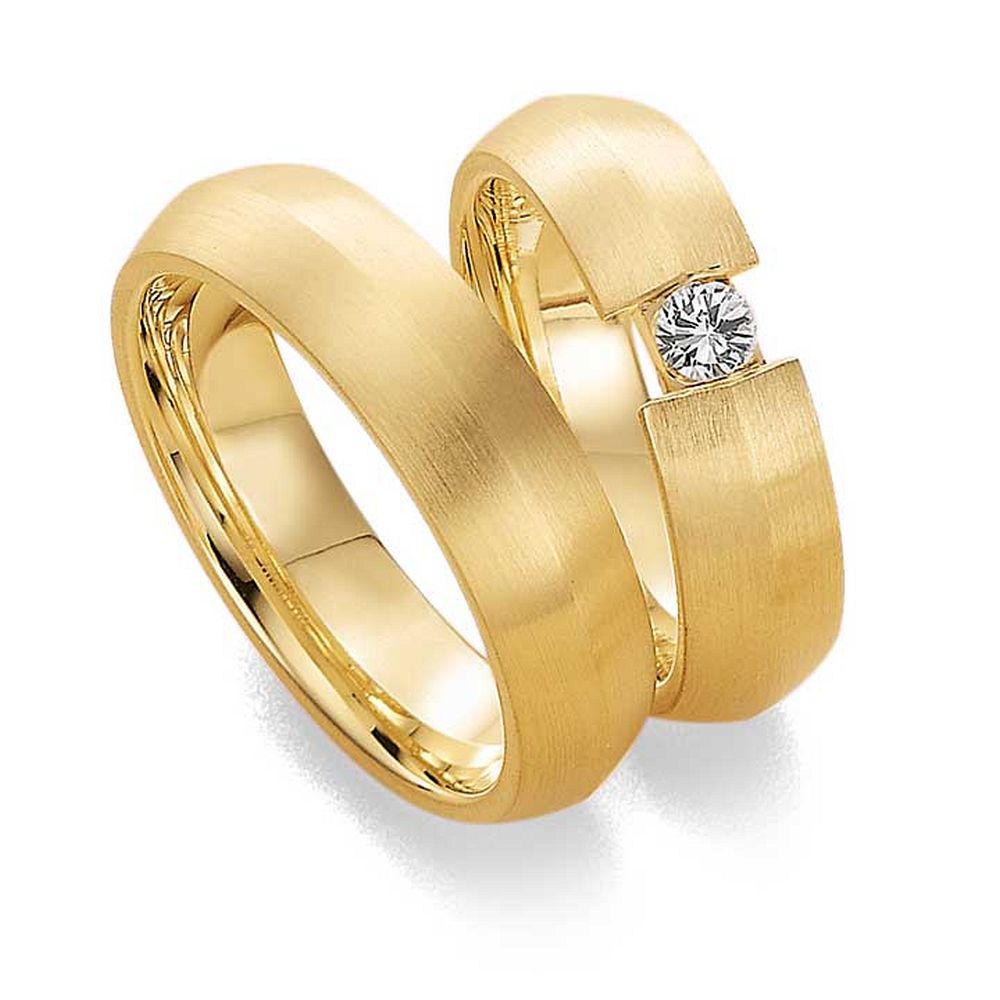 De Gettmann trouwringen worden gemaakt in Duitsland.
Dit set in 585 geelgoud heeft een breedte van 6mm. De damesring is gezet met diamant, briljant slijpsel, en heeft een totaal gewicht van 0,150ct SI-TW. 
Gettmann trouwringen zijn in meerdere gehaltes en kleuren leverbaar. Vraagt u ons naar de mogelijkheden. en actuele prijzen.

