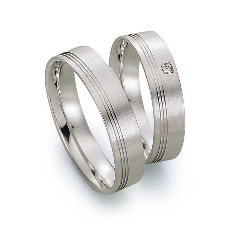 De Gettmann trouwringen worden gemaakt in Duitsland.
Dit set in 585 wit- en rosegoud heeft een breedte van 5mm. De damesring is gezet met diamant, briljant slijpsel, en heeft een totaal gewicht van 0,020ct SI-TW. 

Gettmann trouwringen zijn in meerdere gehaltes en kleuren leverbaar. Vraagt u ons naar de actuele prijs en de mogelijkheden. 

