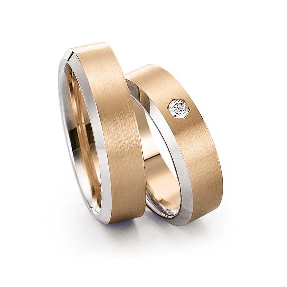 De Gettmann trouwringen worden gemaakt in Duitsland.
Dit set in 585 wit- en rose goud heeft een breedte van 6mm.
De damesring is gezet met diamant, briljant slijpsel, en heeft een totaal gewicht van 0,070ct SI-TW.

Gettmann trouwringen zijn in meerdere gehaltes en kleuren leverbaar. Vraagt u ons naar de mogelijkheden en actuele prijzen.

