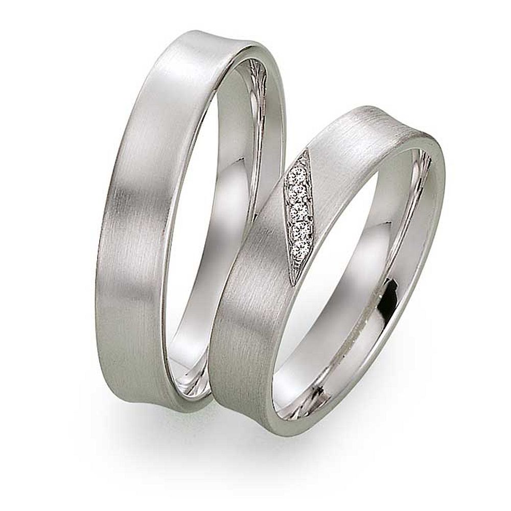 De Gettmann trouwringen worden gemaakt in Duitsland.
Dit set in 585 witgoud heeft een breedte van 4.5mm. De damesring is gezet met diamant, briljant slijpsel, en heeft een totaal gewicht van 0,025ct SI-TW. Gettmann trouwringen zijn in meerdere gehaltes en kleuren leverbaar. Vraagt u ons naar de actuele prijzen en mogelijkheden.

