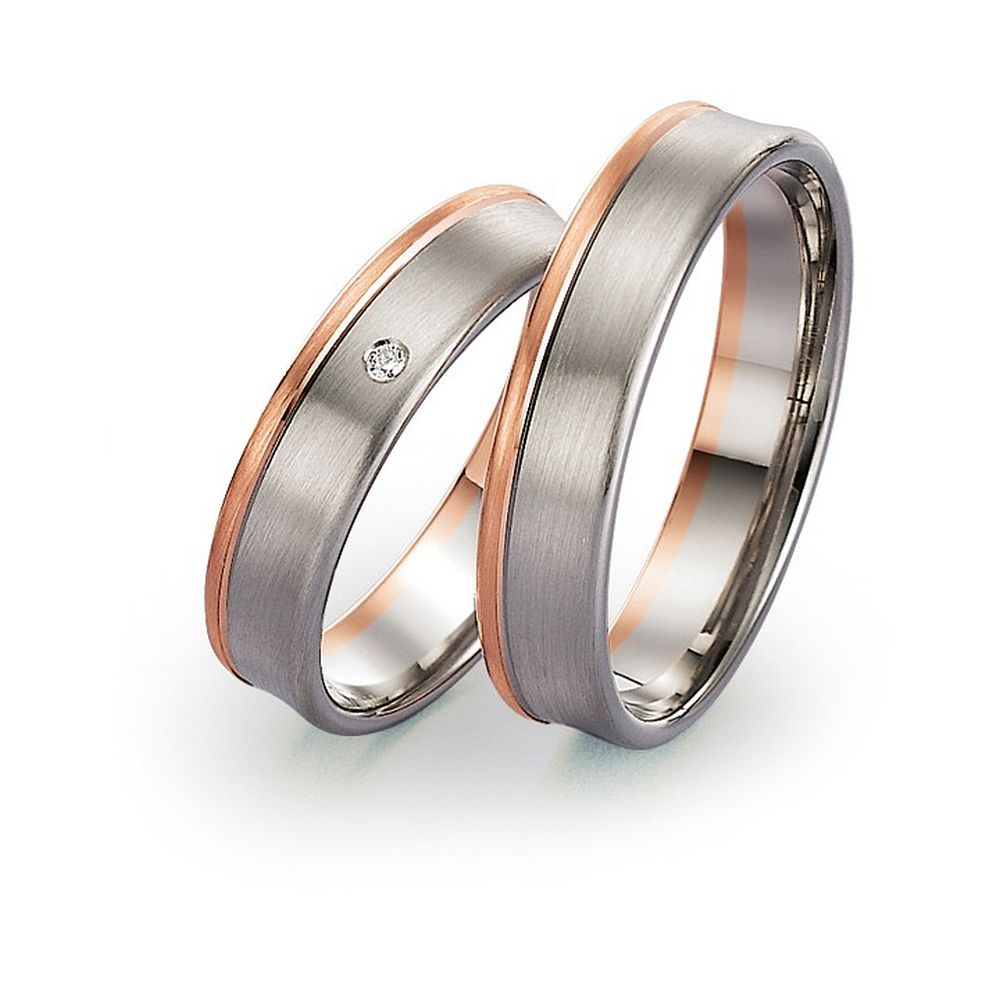 De Gettmann trouwringen worden gemaakt in Duitsland.
Dit set in 585 wit- en rose goud heeft een breedte van 5mm.
De damesring is gezet met diamant, briljant slijpsel, en heeft een totaal gewicht van 0,010ct SI-TW.

Gettmann trouwringen zijn in meerdere gehaltes en kleuren leverbaar. Vraagt u ons naar de mogelijkheden en actuele prijzen.

