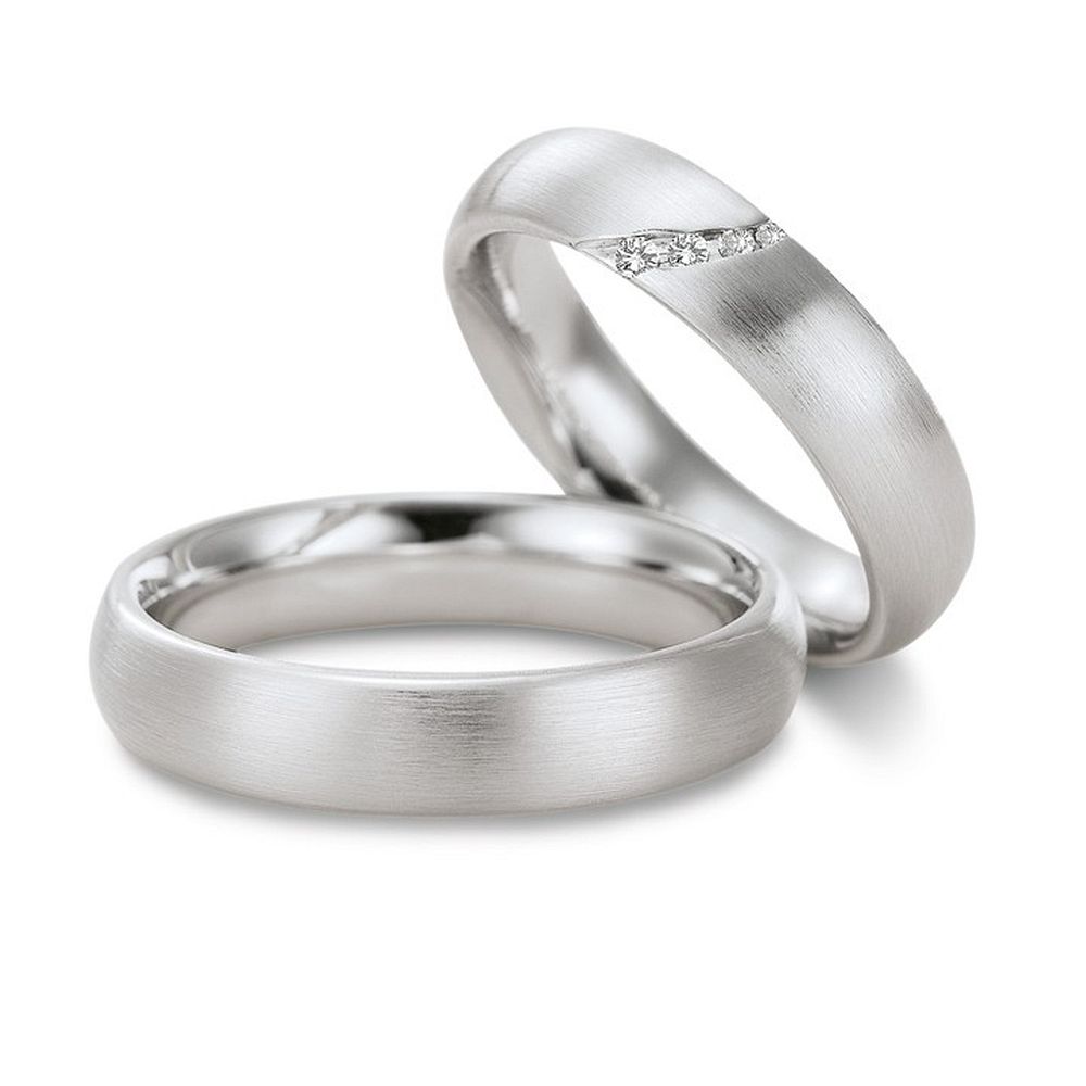 De Gettmann trouwringen worden gemaakt in Duitsland.
Dit set in 500 Palladium heeft een breedte van 5mm. De damesring is gezet met diamant, briljant slijpsel, en heeft een totaal gewicht van 0,038ct SI-TW. 
Gettmann trouwringen zijn in meerdere gehaltes en kleuren leverbaar. Vraagt u ons naar de actuele prijs en mogelijkheden. 


